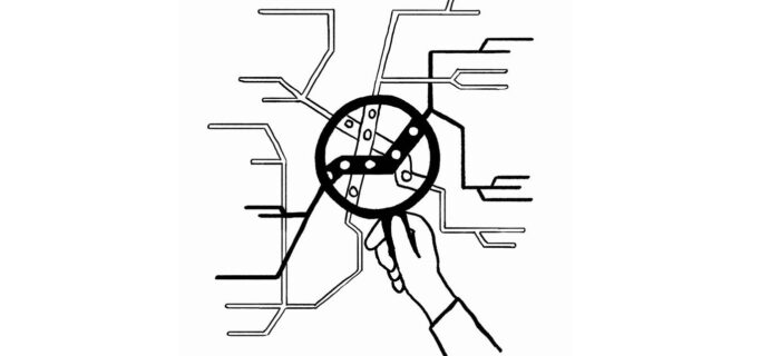 Dessin crayonné d'une main tenant une loupe. Cette loupe permet de voir plus en détail le plan d'un réseau de transport.