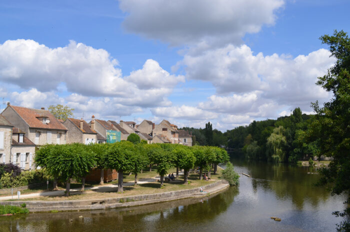 Itinéraire vélo à Montigny sur Loing, vue du pont de la Genevraye. Vue depuis le pont de Moret-sur-Loing.