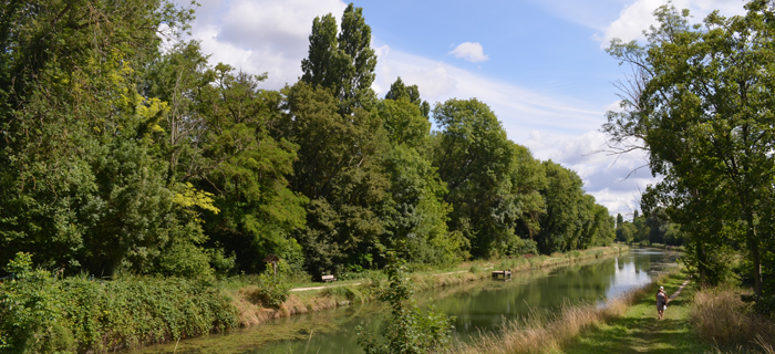 Itinéraire vélo à Montigny sur Loing, vue du pont de la Genevraye. Vue du canal du Loing depuis un pont.