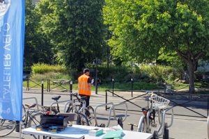 Image d'un des ateliers vélo se tenant en gare sur la ligne R.