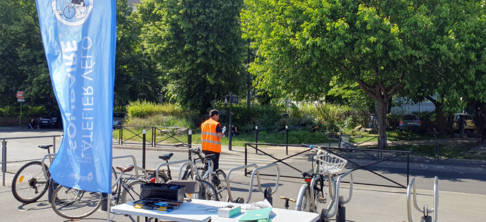 Image d'un des ateliers vélo se tenant en gare sur la ligne R.