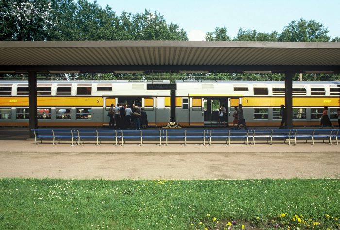 Photo du quai voie 2 de la gare de Fontainebleau Avon en 1982 avec aperçu d'une rame à 2 niveaux.