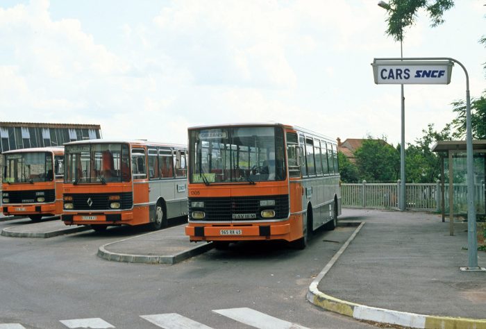 Photo d'autocars garés sur le parking de la gare de Montargis en 1982.