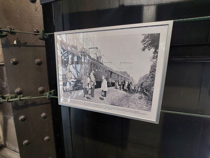 Capture de l'exposition photo dans la tour : une photo de voyageurs descendant à l'arrêt Fontainebleau Forêt en 1952.