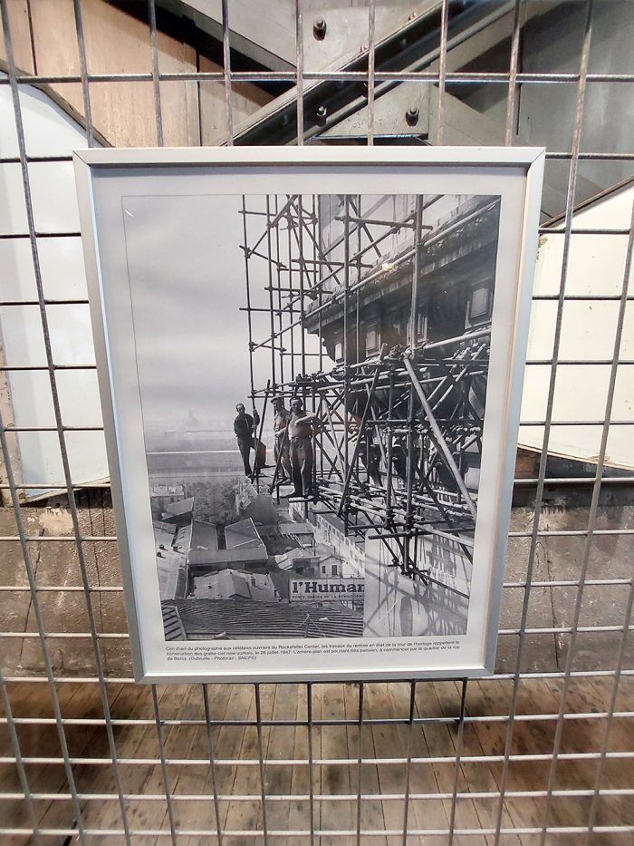 Capture de l'exposition photo dans la tour : une photo des ouvriers travaillant à la remise en état de la tour en 1947.