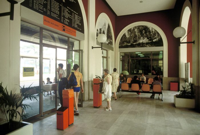 Photo du hall de la gare de Fontainebleau Avon en 1982.