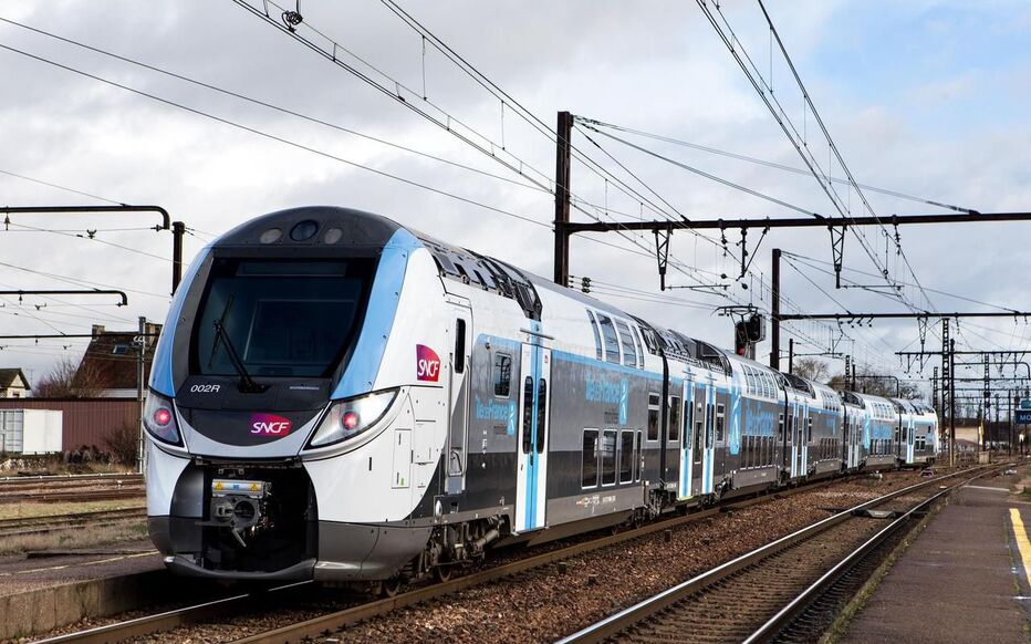 Une photo d'une rame Regio 2N sur la ligne R.