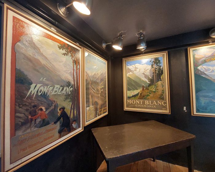 Une autre photo de la "salle des affiches" avec 4 affiches d'époque pour présenter, entres autres, la destination du Mont Blanc.