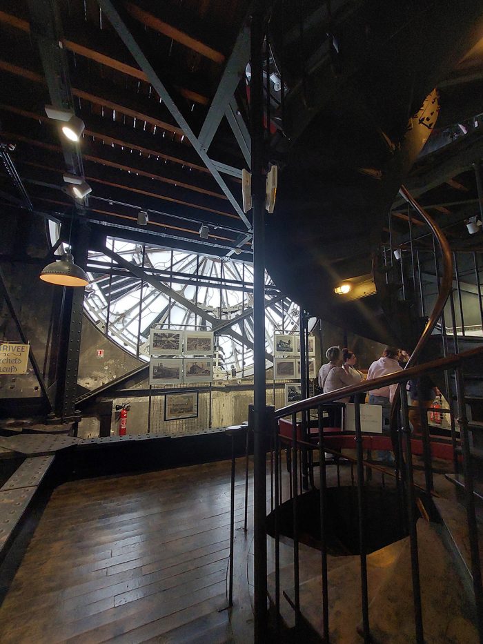 Photo du 7e étage de la Tour de l'Horloge de Paris Gare de Lyon avec un aperçu du cadran depuis l'intérieur.