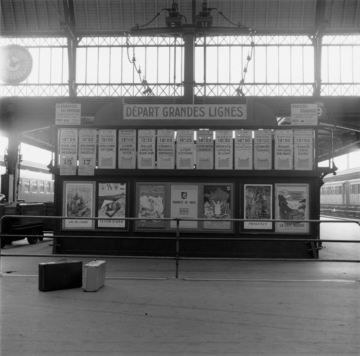 Dans les photos d'archives ligne R : une photo du "panneau général des départs" à Paris Gare de Lyon au niveau des Grandes Lignes en 1958.