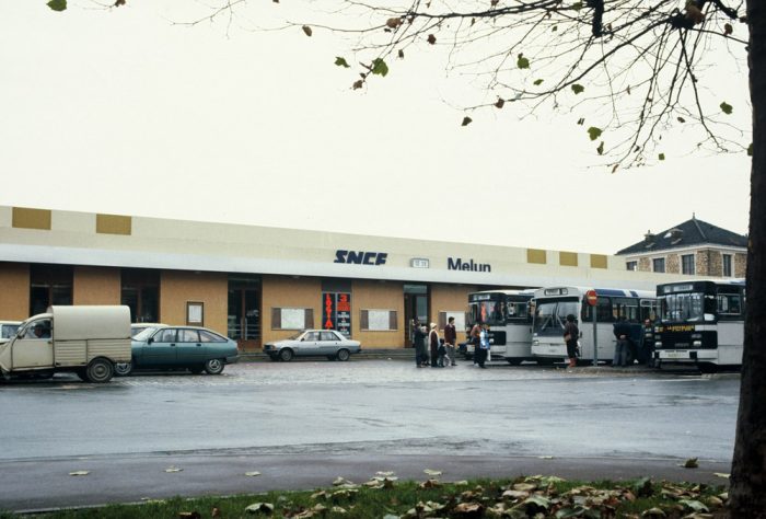 Dans les photos d'archives ligne R : une photo de la gare de Melun en 1980.