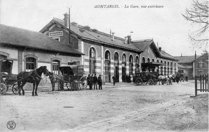 Photo de la gare de Montargis vers 1900 avec des voitures hippomobiles qui attentent les voyageurs devant la gare.