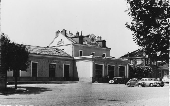 Dans les photos d'archives ligne R : une photo de la gare de Melun en 1960.