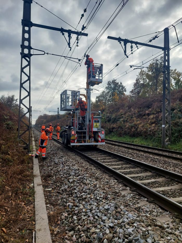 Suite à l'incident du jeudi 14 novembre 2024 : une deuxième photo d'agents de SNCF Réseau intervenant pour réparer la caténaire entre Bois le Roi et Fontainebleau Avon.