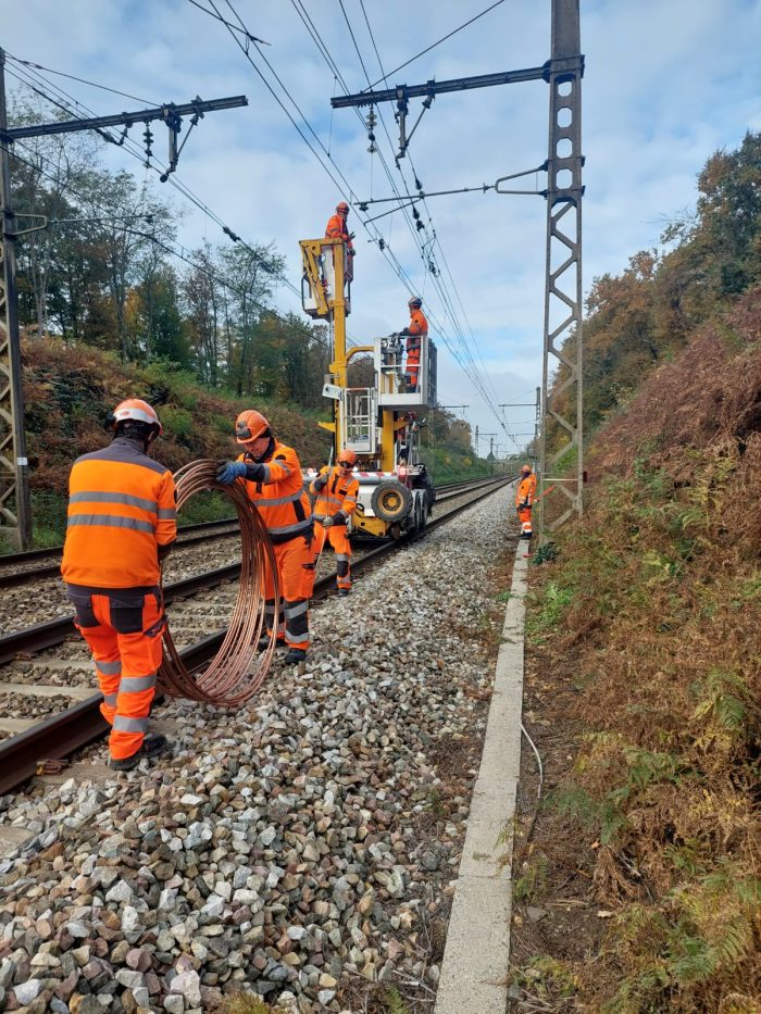 Suite à l'incident du jeudi 14 novembre 2024 : une photo d'agents de SNCF Réseau intervenant pour réparer la caténaire entre Bois le Roi et Fontainebleau Avon.