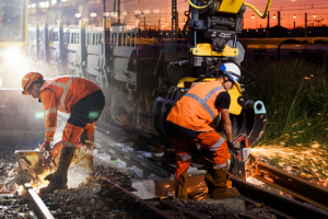 Images d'agents réalisant des travaux sur les voies et les infrastructures pour illustrer le billet informations travaux.