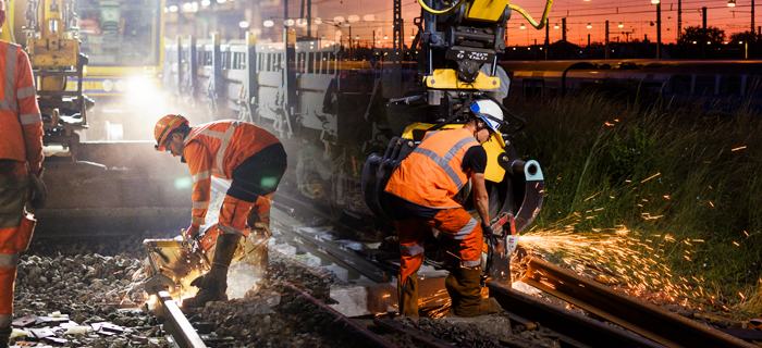 Images d'agents réalisant des travaux sur les voies et les infrastructures pour illustrer le billet informations travaux.