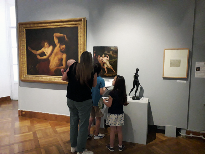 Une des idées de sorties en février : le Musée d'art et d'histoire de Melun. Photographie d'une famille regardant une œuvre.