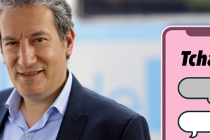 Photo de Marc Doisneau et illustration d'un téléphone mobile avec l'inscription "tchat".