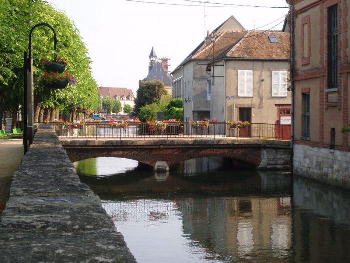 3e lieu de notre série #CPASLOINENTRAIN sur le thème du patrimoine rural : Photo de l'un des ponts des Petits Fossés dans la commune de Nemours.