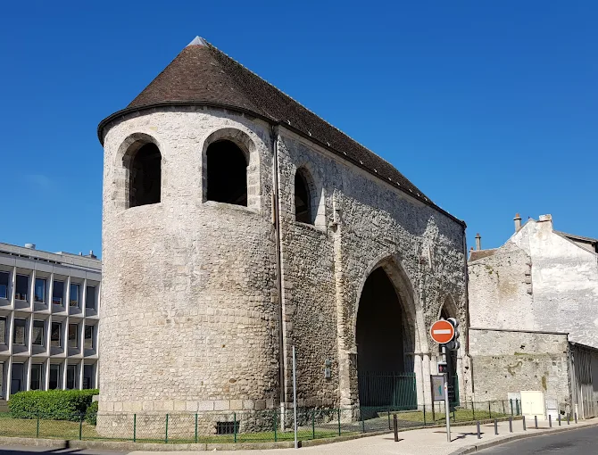 1er lieu de notre série #CPASLOINENTRAIN sur le thème du patrimoine rural : une photo du prieuré Saint-Sauveur dans la commune de Melun.