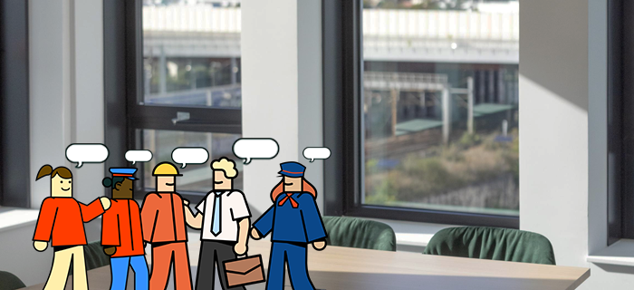 Pour illustrer la démarche de dialogue territoriale, une illustration représentant des agents SNCF et des voyageurs entrain de discuter. En arrière plan, une photo représentant une salle de réunion avec des chaises et une table.