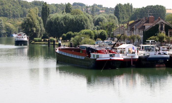 2e lieu de notre série #CPASLOINENTRAIN sur le thème du patrimoine rural : Photo de l'un des quais de la commune de Saint-Mammès, longeant le fleuve de la Seine.