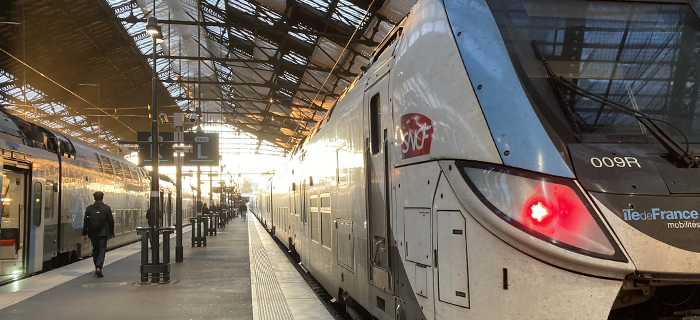 Pour illustrer le sujet du service annuel 2026 sur la Ligne R : une photo d'un train Regio 2N à Paris Gare de Lyon.