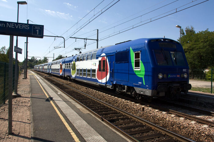 Photo d'un train Z 5600 en gare sur la Ligne R.