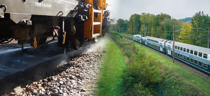 Une photo d'un train laveur en action sur le rail et une photo d'un train longeant des arbres.
