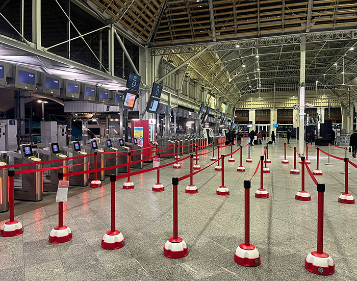 Photo du nouveau dispositif pour accéder aux bus de remplacement à Paris Gare de Lyon. Files dans le hall 2.