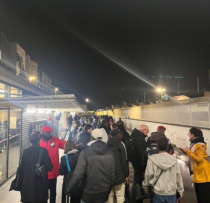 Photo du nouveau dispositif pour accéder aux bus de remplacement à Paris Gare de Lyon. Corridor longeant la voie 23.