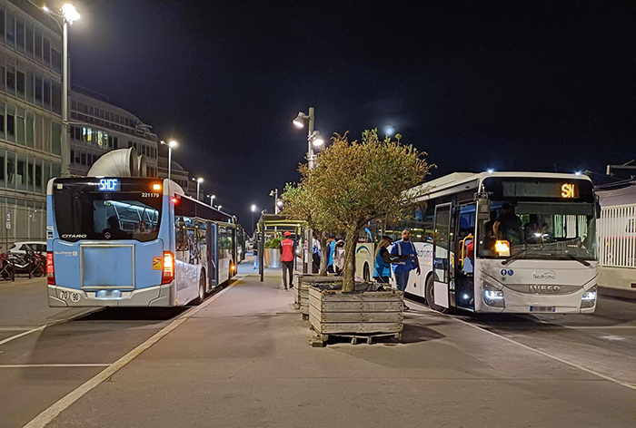 Photo du nouveau dispositif pour accéder aux bus de remplacement à Paris Gare de Lyon. Arrivée en gare routière.