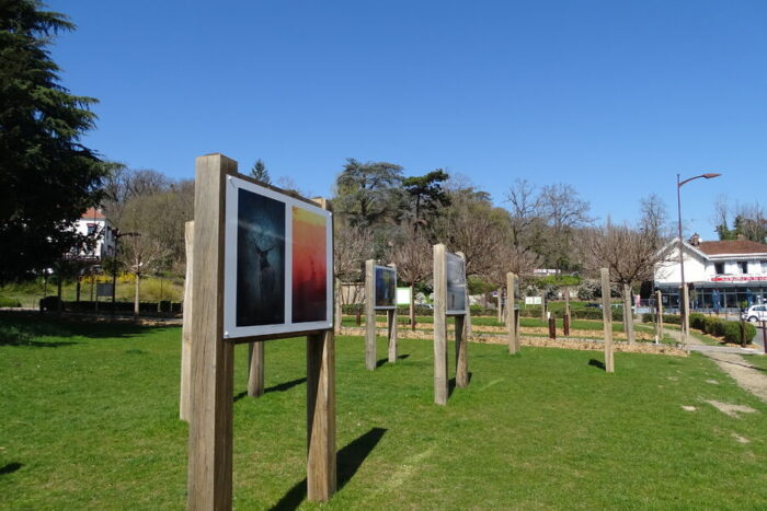 Photo de l’exposition photo sur le parvis de la gare de Fontainebleau - Avon pour illustrer le volet de #CESTPASLOINENTRAIN consacré aux musées accessibles avec la Ligne R.