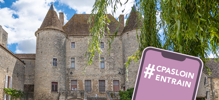 Pour illustrer les sorties musées accessibles avec la Ligne R : une photo du Château-Musée de Nemours en arrière plan. Au premier plan, une illustration d'un téléphone mobile sur lequel il est écrit #CPASLOINENTRAIN.