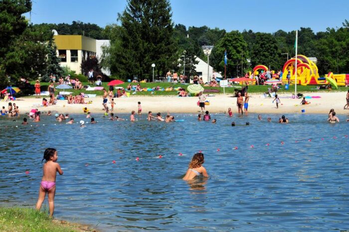 Photo de la base de loisirs de Souppes-sur-Loing pour illustrer le volet de #CESTPASLOINENTRAIN consacré aux parcs & escapades accessibles avec la Ligne R.