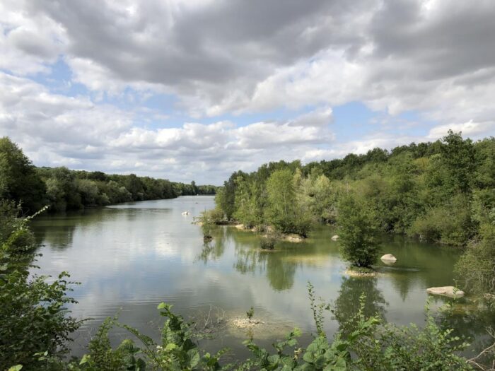 Photo du parc de Livry pour illustrer le volet de #CESTPASLOINENTRAIN consacré aux parcs & escapades accessibles avec la Ligne R.