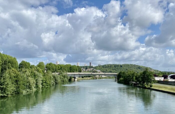 Photo 1 d'une randonnée entre la gare de Montereau et la gare de Champagne sur Seine pour illustrer le volet de #CESTPASLOINENTRAIN consacré aux parcs & escapades accessibles avec la Ligne R.