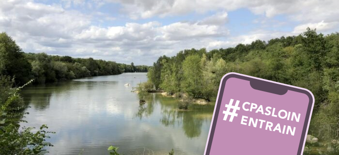 Une photo du parc de Livry en arrière plan. Au premier plan, une illustration d'un téléphone mobile sur lequel il est écrit #CPASLOINENTRAIN.