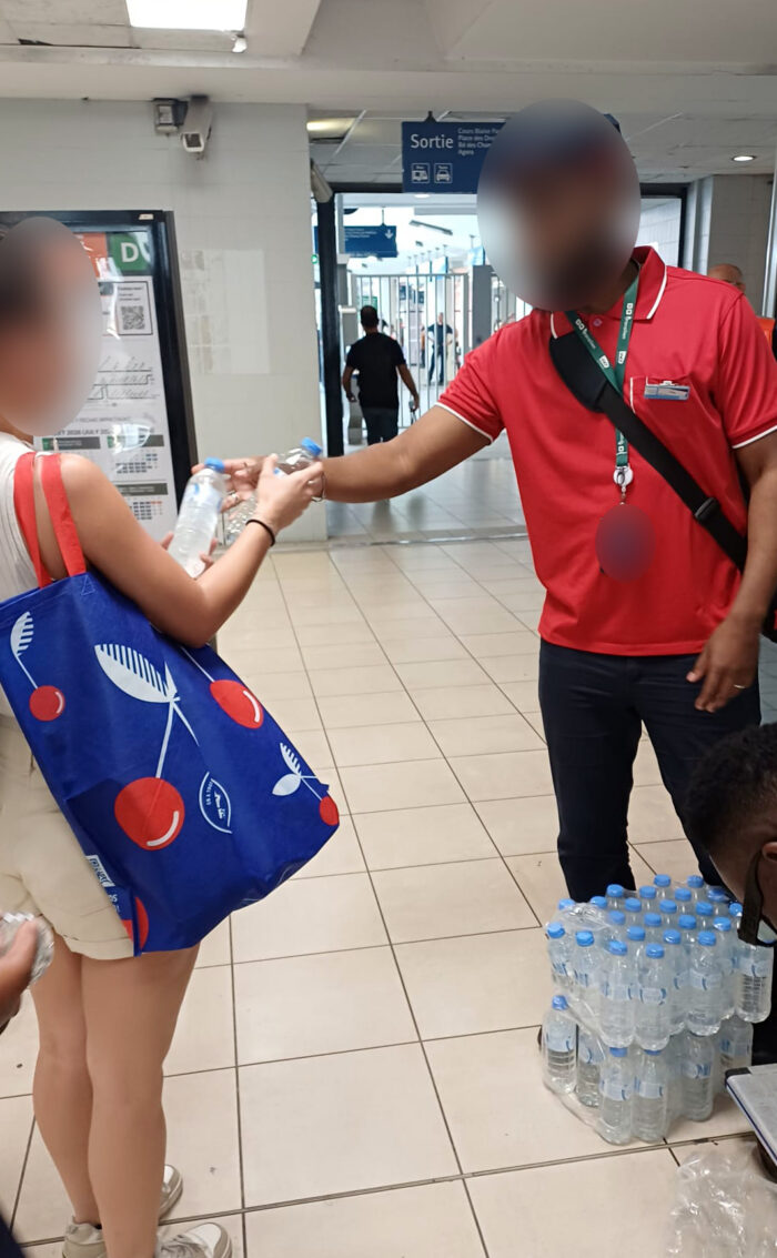 Suite à l'épisode de canicule : photo d'une distribution d'eau en gare de Paris Gare de Lyon par les agents de la Ligne R.